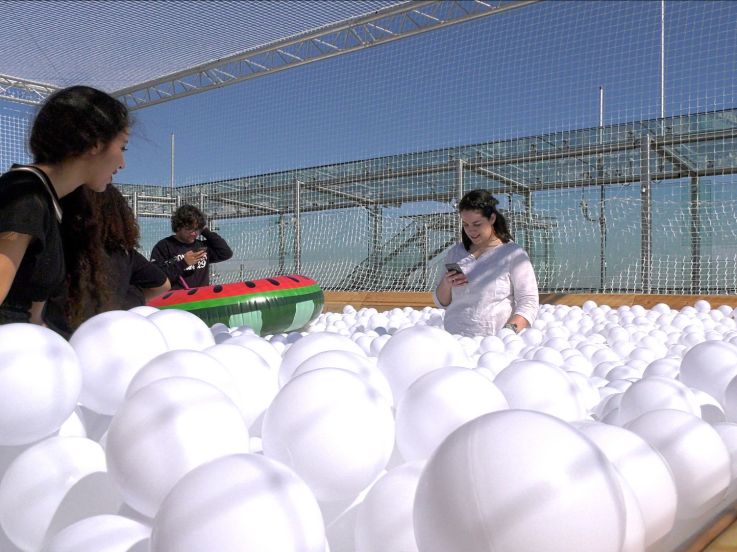 Une piscine à balles sur la Tour Montparnasse
