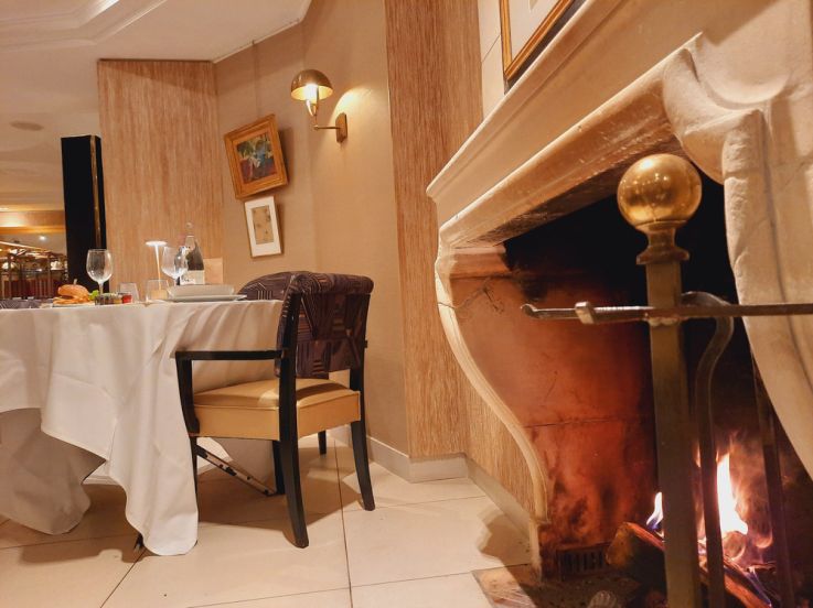 Insolite : un hôtel parisien nous propose de revivre une soirée comme dans "le monde d'avant"