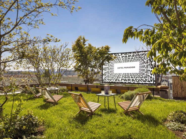 L'Hôtel Paradiso dévoile son rooftop avec cinéma en plein air !