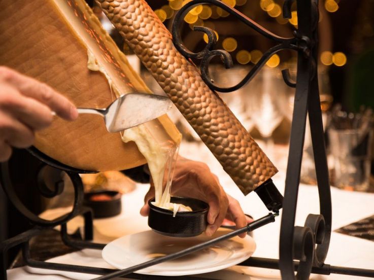 Une terrasse hivernale avec un chalet à raclette sur le rooftop d'un hôtel à Montmartre