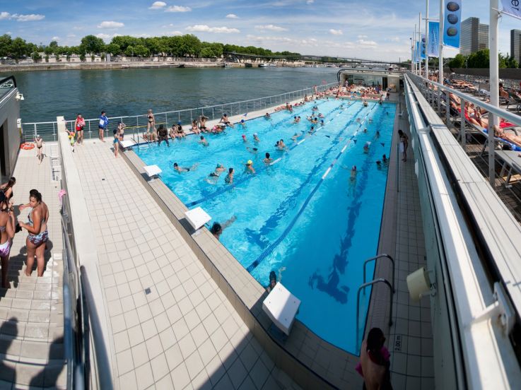 La piscine Joséphine Baker à Paris : une piscine flottante à ciel ouvert sur la Seine