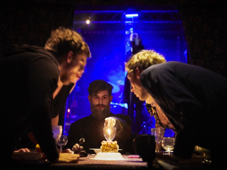 Le cirque électrique et son nouveau spectacle : Four corners of a square with its center lost