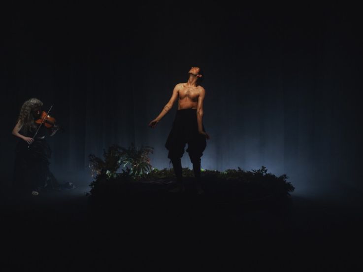 Analphabet : le pièce queer et poétique d’Alberto Cortés au Théâtre de la Bastille