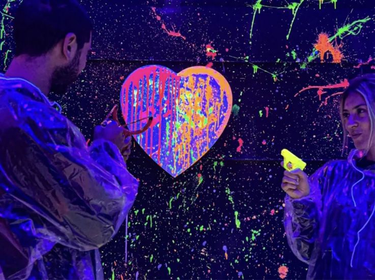 Saint-Valentin à Paris : un atelier de peinture en duo sous UV chez Paint Invaders