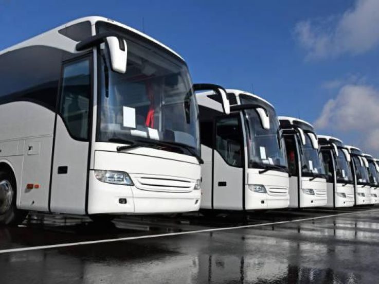 Opération escargot de cars sur le périphérique pour protester contre le plan Tourisme