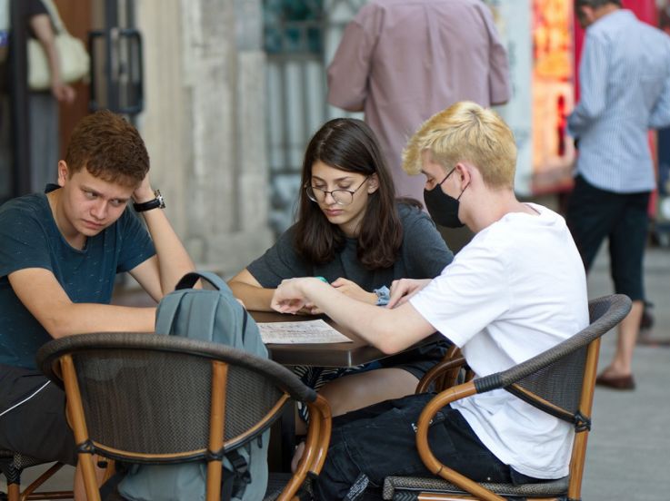 Coronavirus : Olivier Véran met en garde et appelle les jeunes à la vigilance