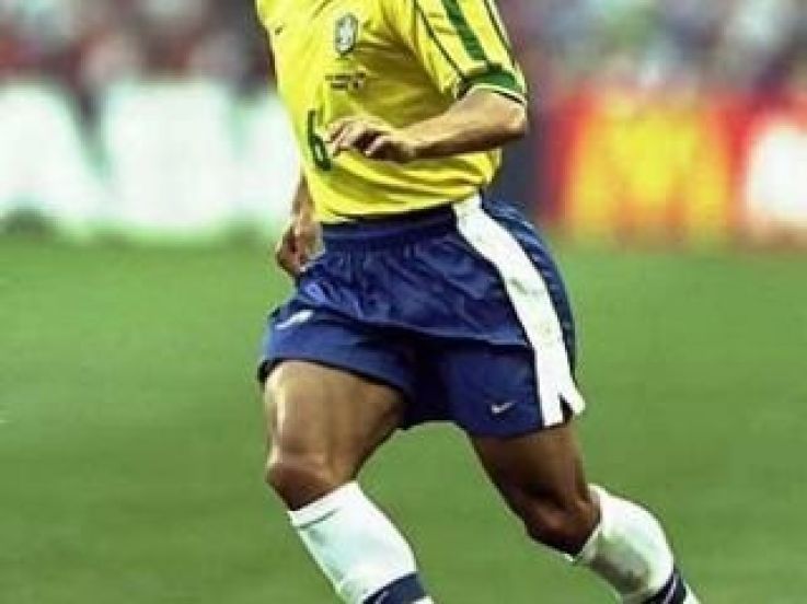 Roberto Carlos se voit au PSG