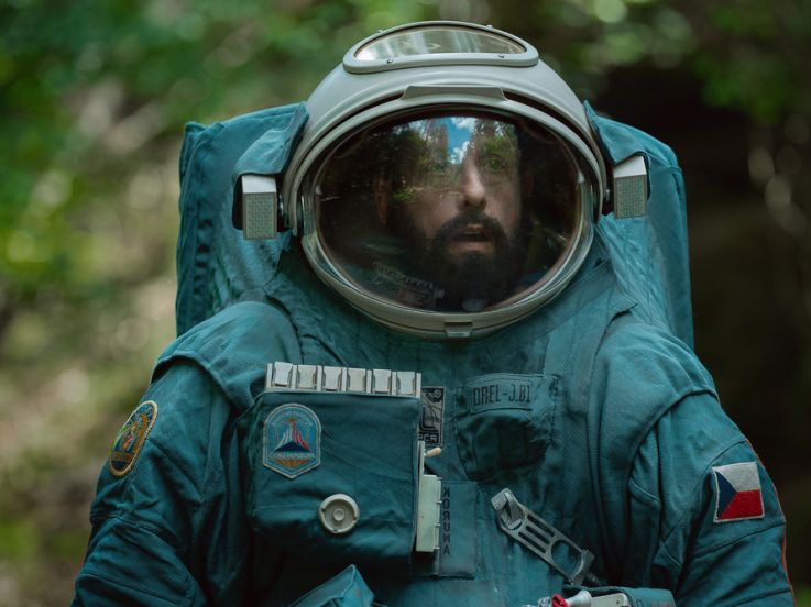 "Spaceman" : un voyage intergalactique avec Adam Sandler sur Netflix