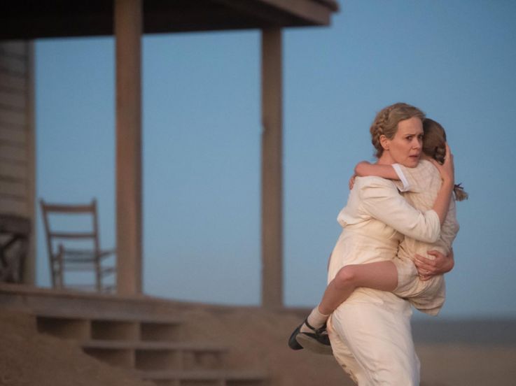 Hold Your Breath : Sarah Paulson face à une menace surnaturelle dans un thriller psychologique sur Disney+