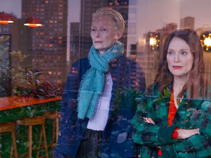 La Chambre d'à Côté : Pedro Almodóvar réunit Julianne Moore et Tilda Swinton dans un drame