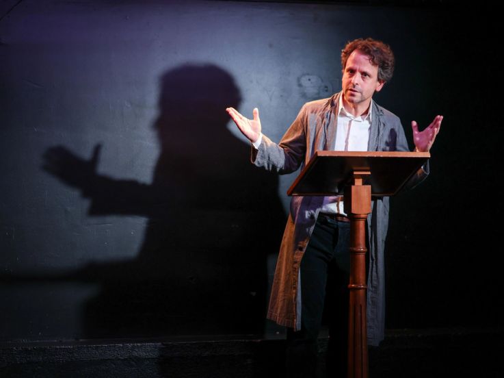 La Révolution : une Leçon d’Histoire au Théâtre de Poche