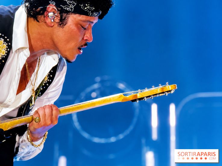 Bruno Mars, guitare en main au Stade de France