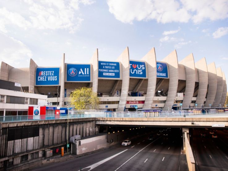 Coronavirus : le Parc des Princes change de look en soutien aux "personnes mobilisées"