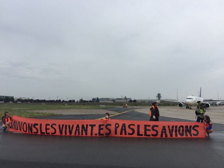 Aéroport d'Orly : des manifestants d'Extinction Rebellion perturbent la reprise