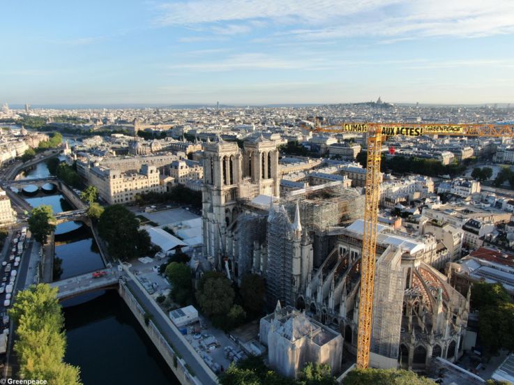Notre-Dame : une banderole de Greenpeace interpelle le gouvernement sur le climat 