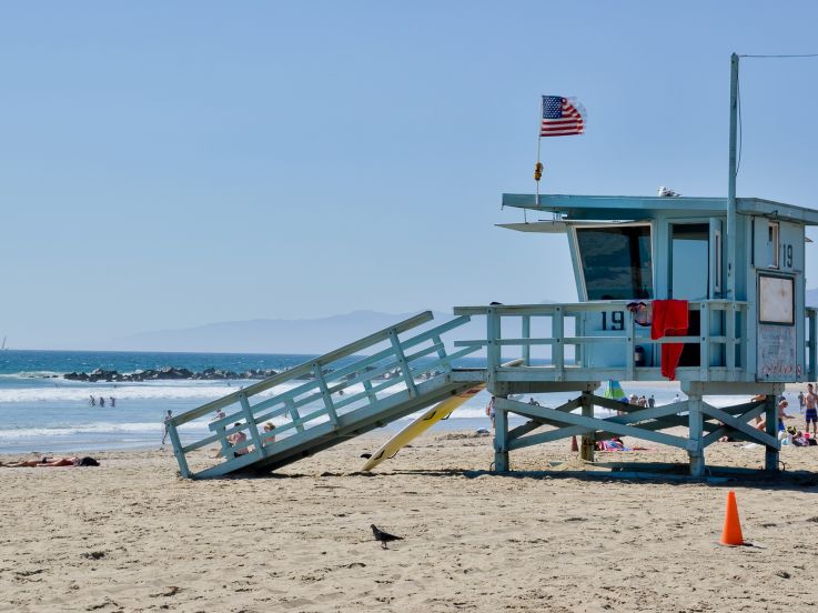 Coronavirus : la Californie ordonne le reconfinement de ses commerces et services 