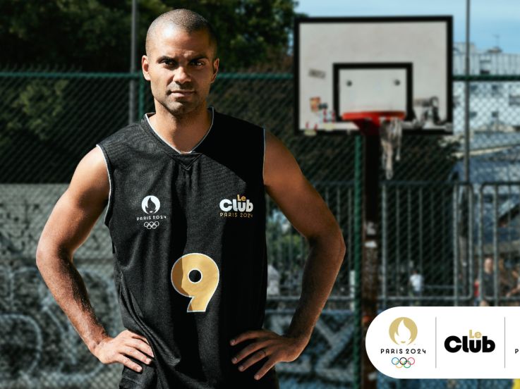 Inauguration du Club Paris 2024 avec Tony Parker sur un playground parisien 