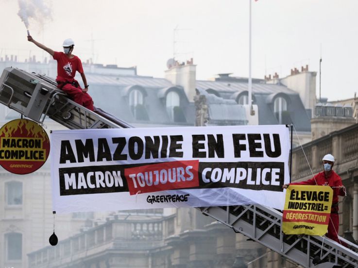 Paris : Greenpeace dénonce "l'hypocrisie" de Macron contre la déforestation devant l'Élysée