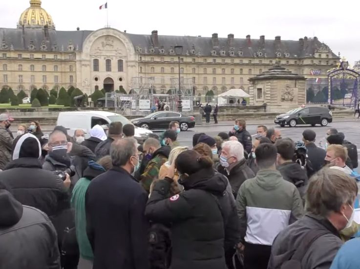 Paris : les restaurateurs en colère manifestent aux Invalides contre les nouvelles mesures 