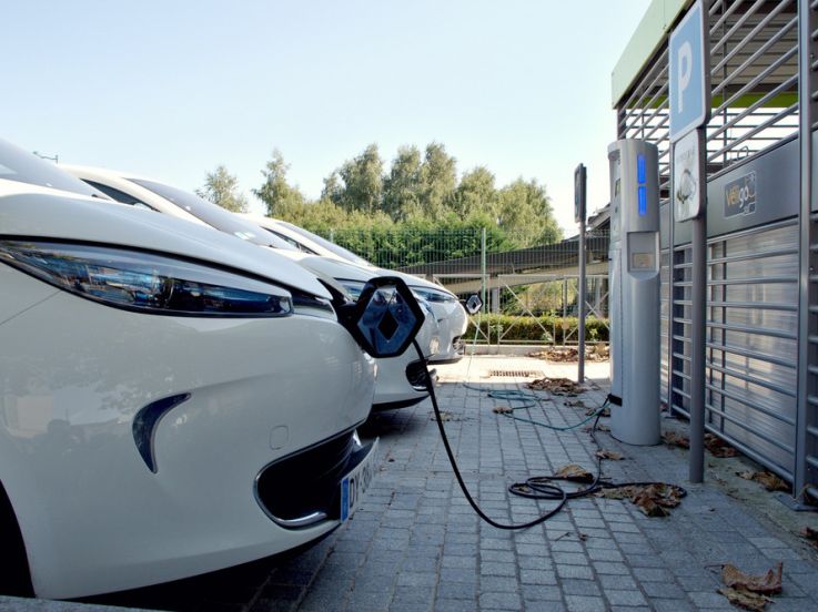 Voitures électriques : 100 000 bornes de recharge d'ici 2022 promet le gouvernement 