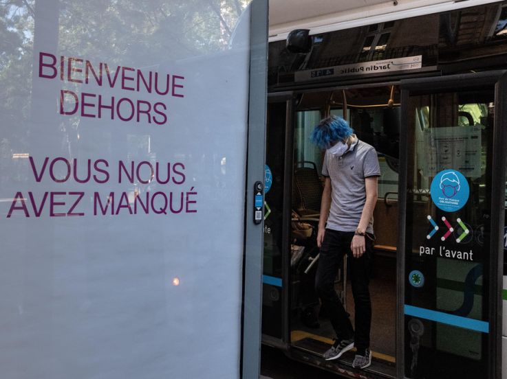 Coronavirus : est-il possible de l'attraper dehors ? 