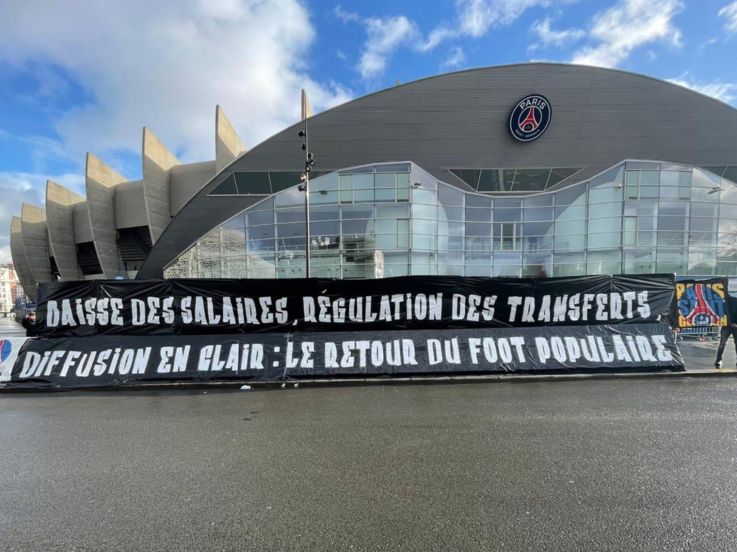 PSG : les Ultras saluent "le retour du foot populaire" sur une banderole devant le Parc des Princes
