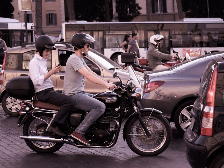 Deux-roues : la circulation entre les files de voiture interdite à partir du 1er février