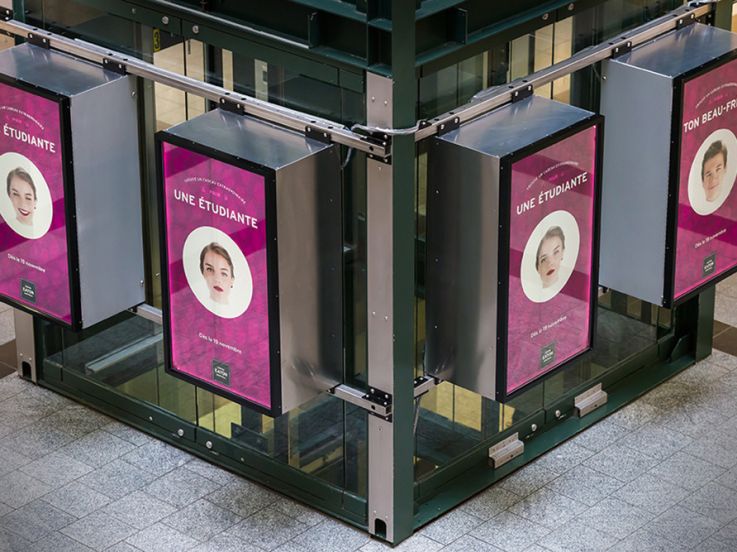 Paris : les écrans publicitaires à l'intérieur des magasins bientôt interdits par la Mairie ?