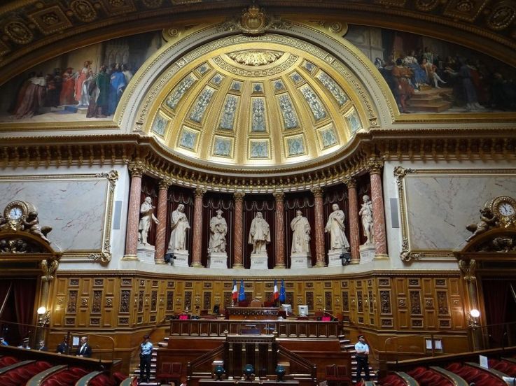La suspension des allocations familiales en cas d'absentéisme scolaire votée au Sénat