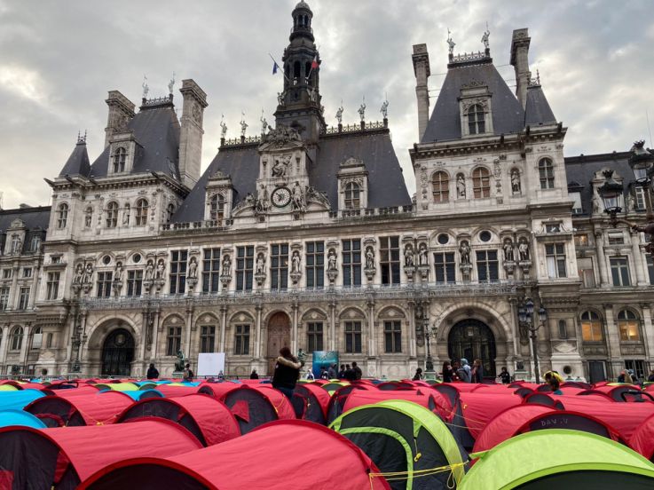 Paris : un campement de migrants installé devant l'Hôtel de Ville