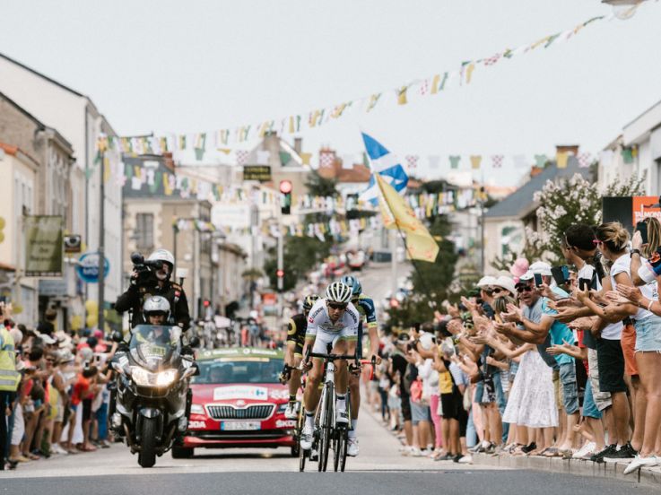 Tour de France : les organisateurs portent plainte contre la spectatrice à l'origine de la chute