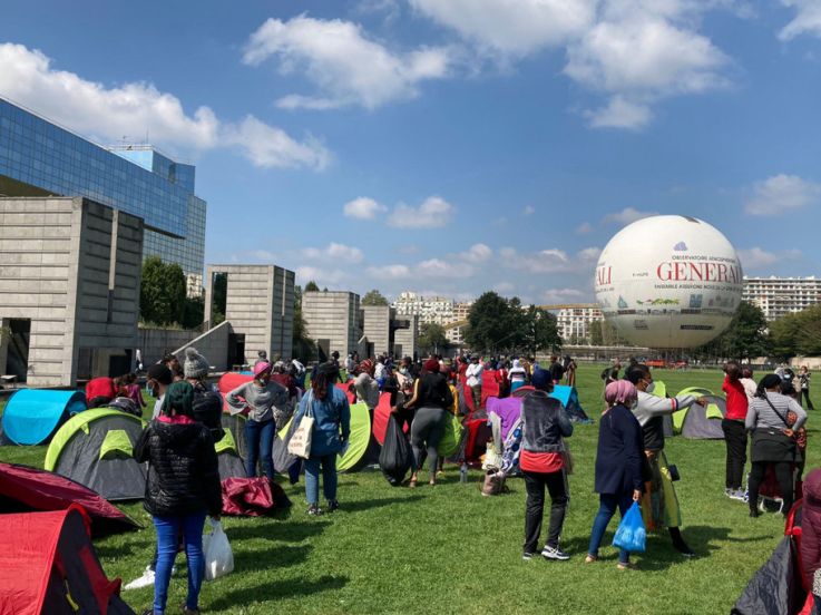 Paris : des tentes de migrants installées devant la préfecture d'Île-de-France dans le 15e 