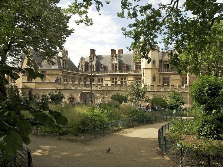 À Paris, un square bientôt rebaptisé en hommage à Samuel Paty en face de la Sorbonne