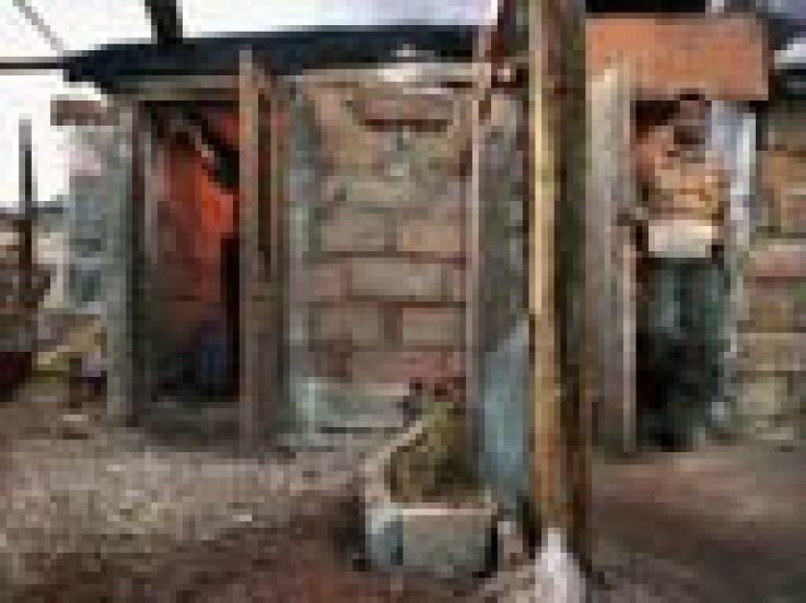 EloignŽs de leur famille, ŽloignŽs de la sociŽtŽ andalouse et des centres urbains, les migrants vivent, au cÏur des serres, en petite communautŽ organisŽe par nationalitŽ.
Un migrant marocain sans emploi nettoie la cuisine qu'il partage avec 5 compagnons, Campohermoso, province d'Almeria, avril 2007

© Christophe Chammartin/Rezo.ch