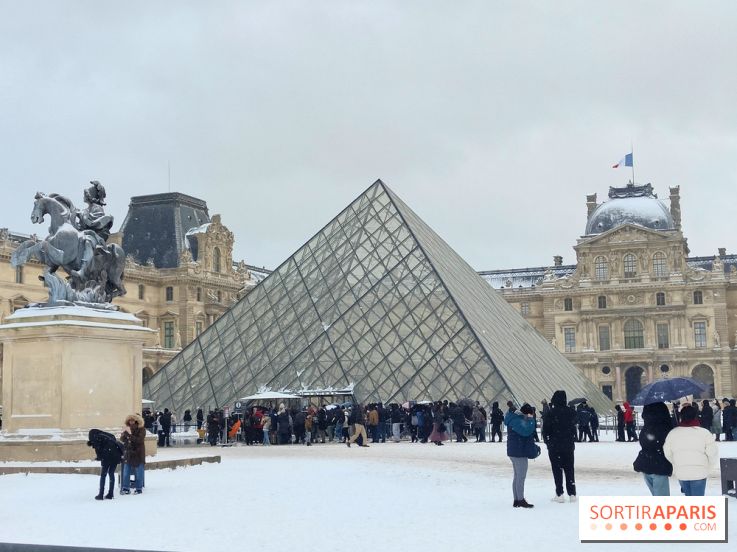 La Neige à Paris - Musée du Louvre pyramide