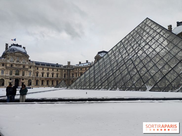 La Neige à Paris - Musée du Louvre pyramide