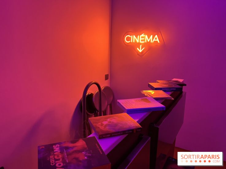 Insolite : Out of the blue, le bar-cinéma qui mixe vins nature et courts-métrages d'auteur à Paris