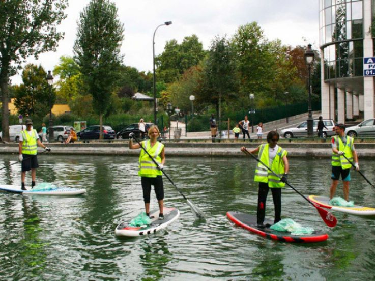 Ramassage de déchets organisé aux abords du Canal Saint-Martin