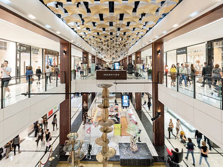 Deux stands beauté pendant les soldes 2019 à Parly 2