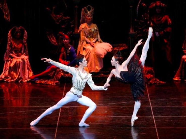 Le Lac des Cygnes par l'Universal Ballet au Palais des Congrès