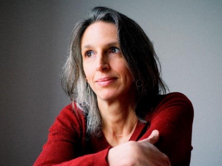 Séance de dédicaces de Mona Chollet à la Fnac Saint-Lazare