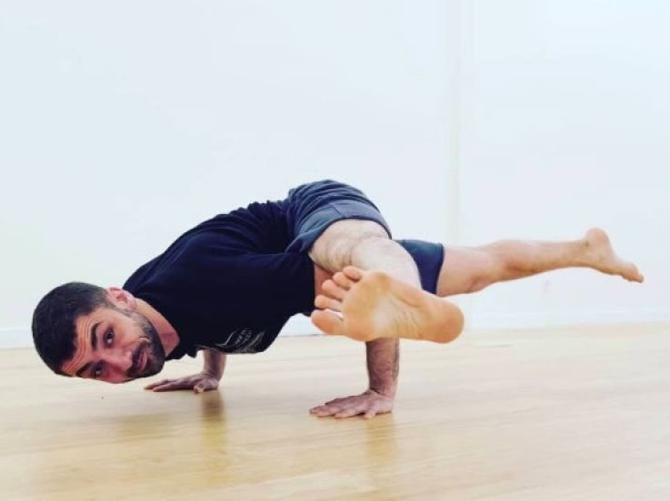 Des cours de yoga pour hommes au Studio Qee