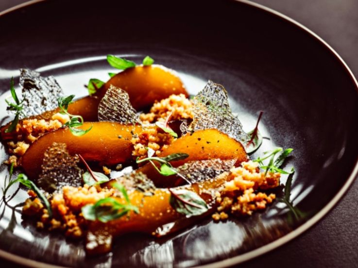 La recette des poires pochées de Thomas Danigo, chef de l'hôtel Monsieur George