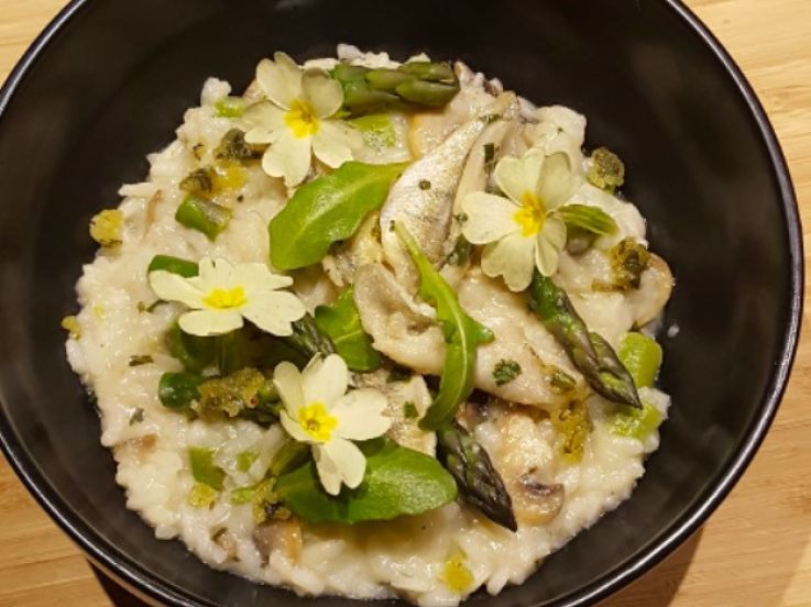 La recette du risotto aux asperges vertes et pesto à l’ail des ours du chef Julien Budin