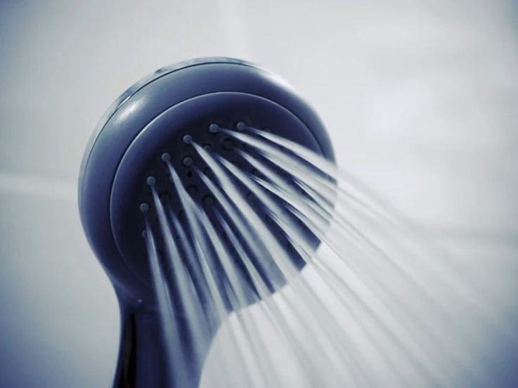 En confinement, les Français se lavent moins souvent