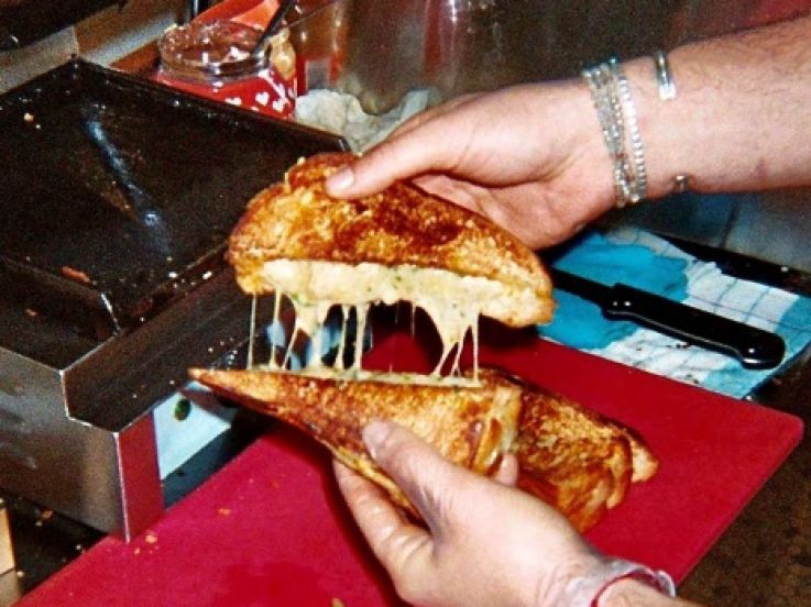 Homer Lobster et Taka & Vermo signent en édition limitée le grilled cheese le plus cheesy