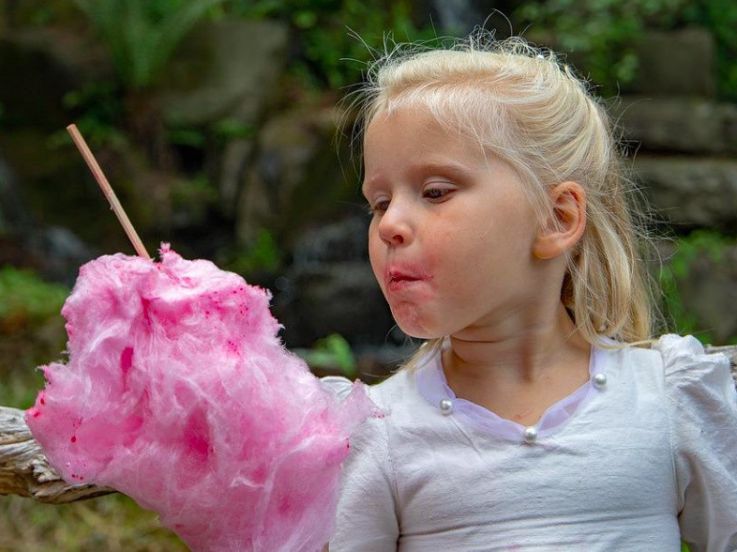 Des barbes à papa offertes aux enfants au triporteur du Boulanger de La Tour