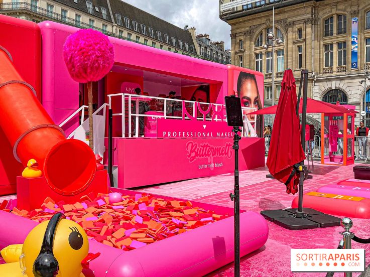 Le pop up d'une célèbre enseigne de maquillage et ses activités fun sur le parvis Saint Lazare
