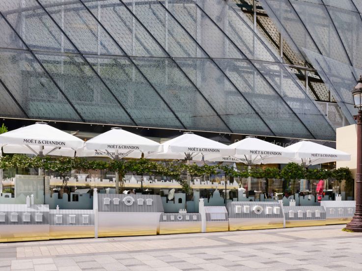 Le Drugstore dévoile sa terrasse estivale sur les Champs-Elysées