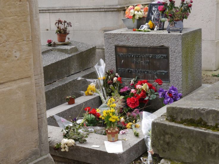 Paris : plus de 30 ans après, le buste de la tombe de Jim Morrison retrouvé par hasard